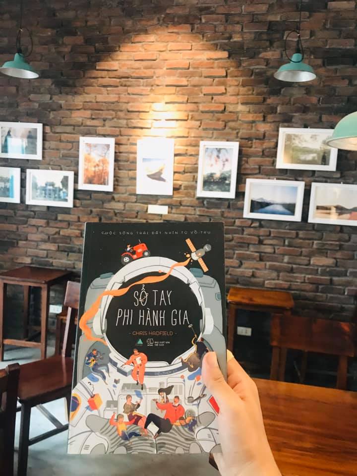 Review: Sổ tay phi hành gia - Một mơ ước viển vông và một cuộc đời không ngừng học tập